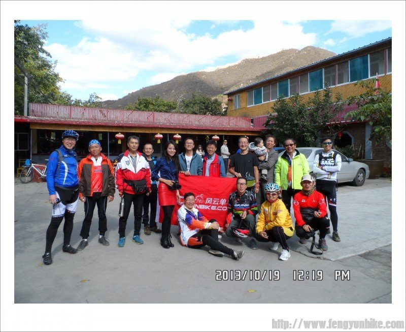 中间穿红裙子的女士