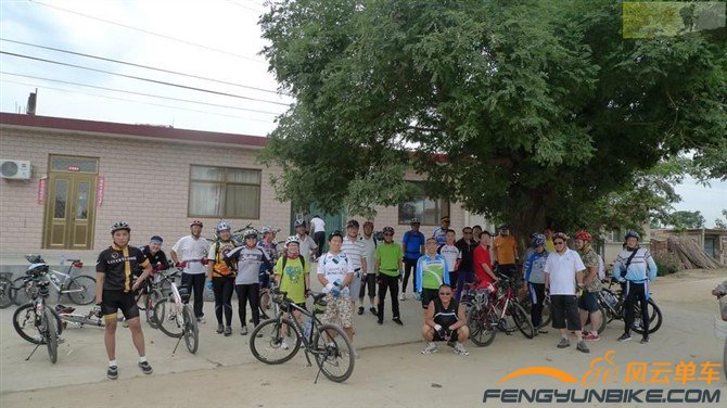 骑行勃勃岭，骑迹俱乐部车友合影。