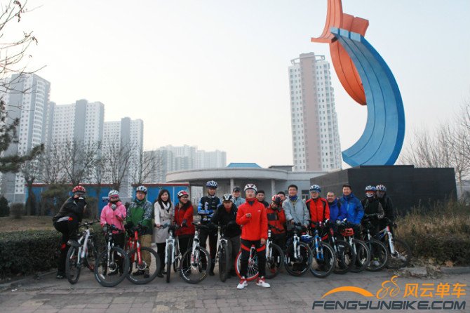 骑行董家口，吃烤全羊车友合影。