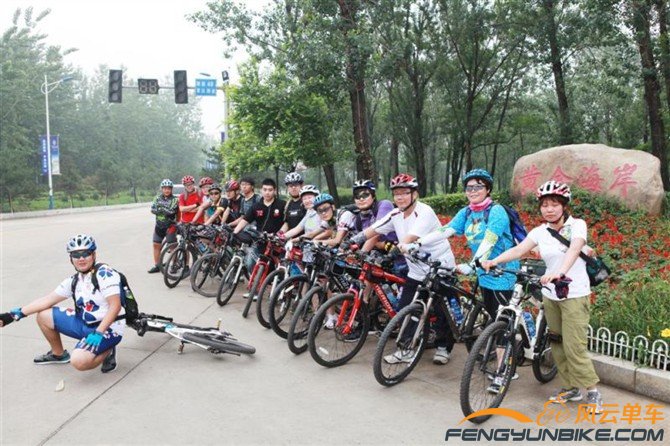 骑行黄金海岸，车友合影。