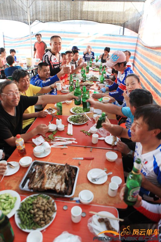 转山完毕，山海关烤羊排。