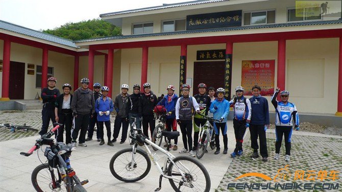 第一次参加骑行，骑的就是勃勃岭，果断合影留念。
