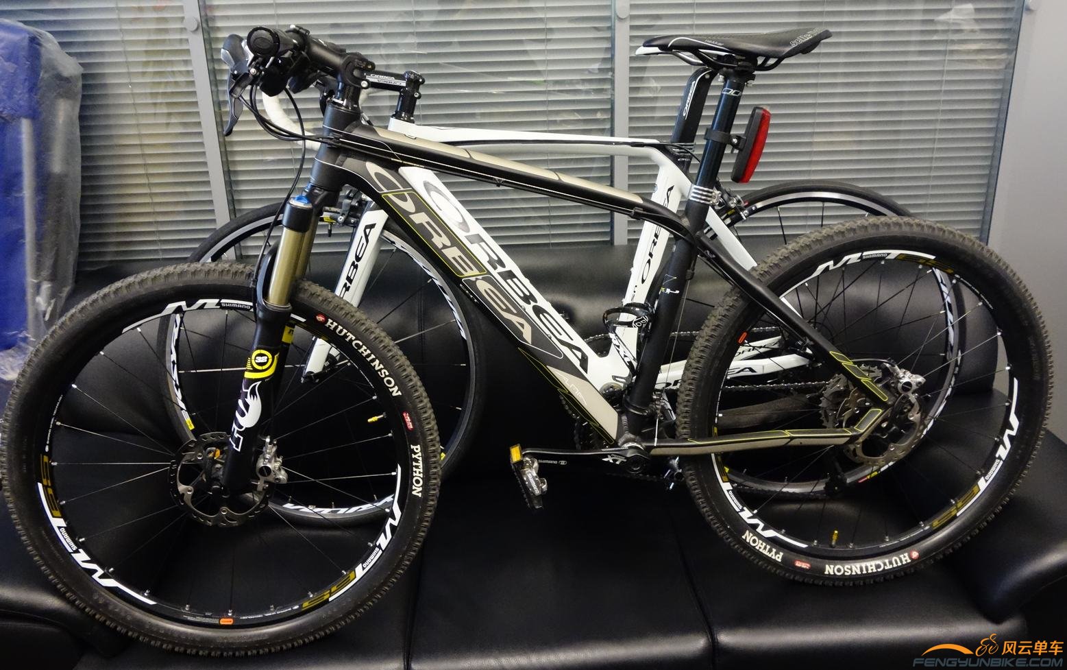 放在办公室的两辆，家里还有一辆大C，据说还有辆锰钢。