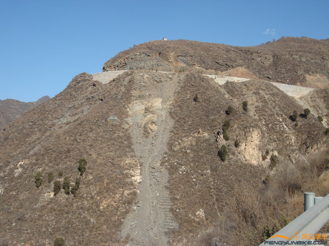 抬头看看一会休息的垭口