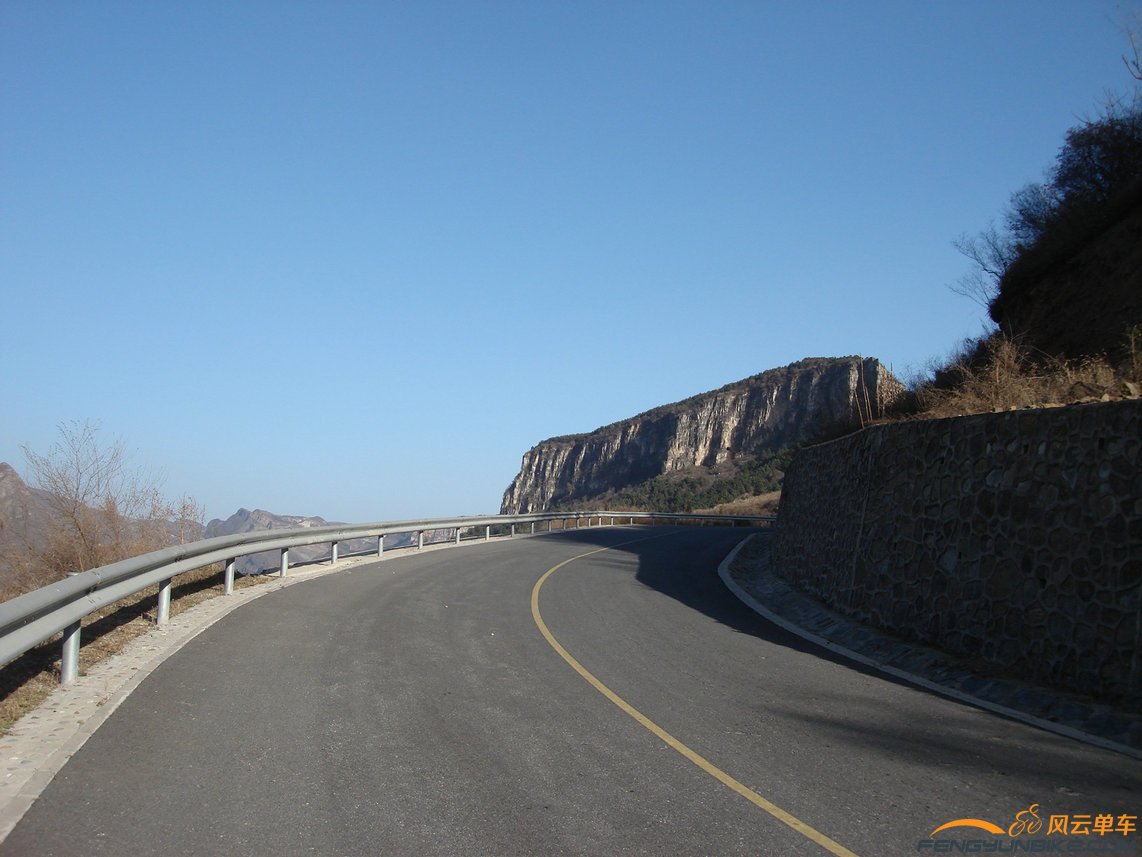 那块大石头很快就在脚下了