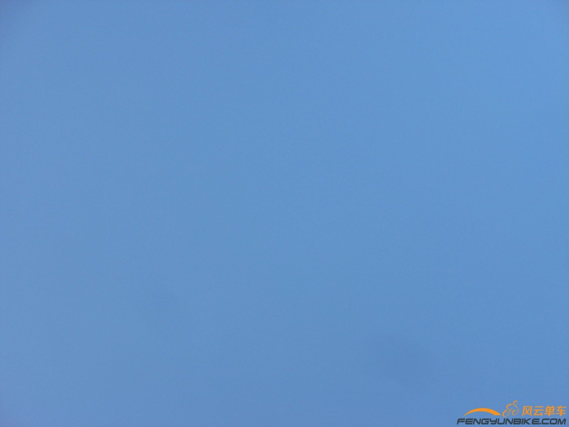 自拍时相机仰八脚了，照的蓝天，我们都笑翻了