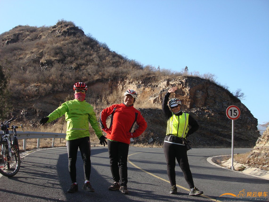 重新照的合影，好卡通，我们要下山了，反穿着衣服