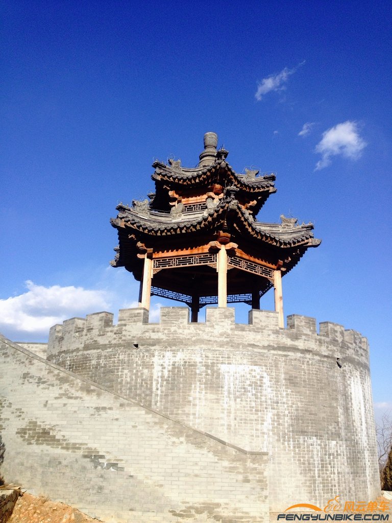 亭子，蓝天白云映照下很好看，路上多的很，没上去，风大