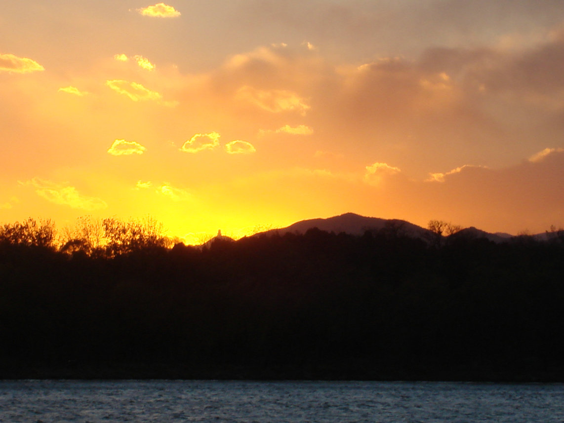 那个阳光里的塔，应该是定都阁