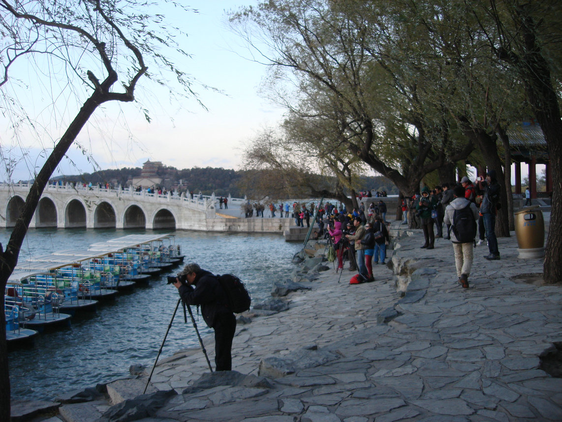 等候很久的拍落日的人们