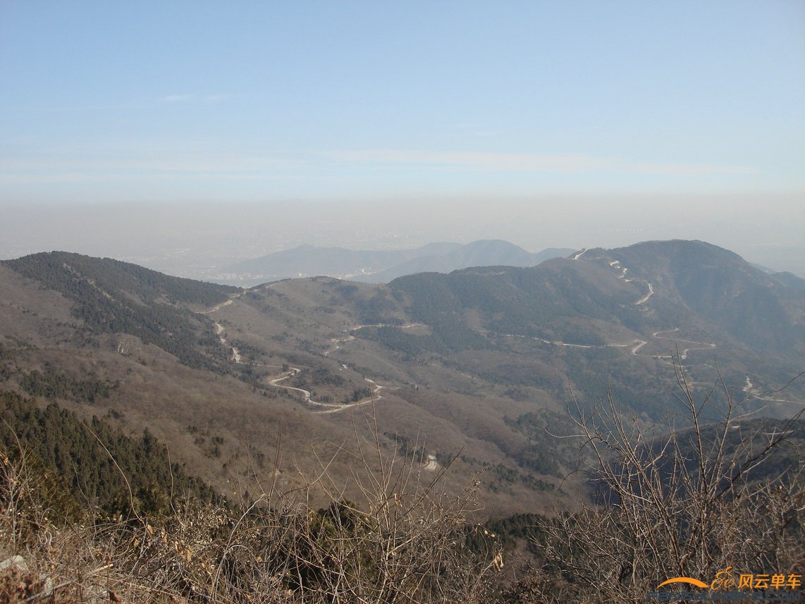 一片开阔地段我们被震下马来