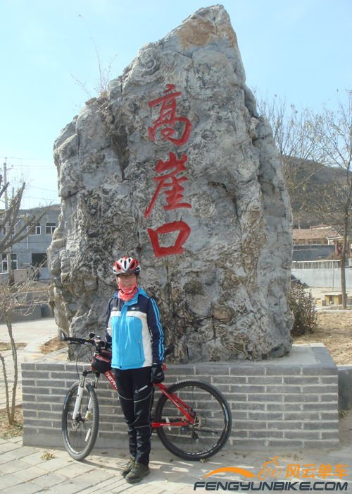 请旁边等车的一位大姐给照的。