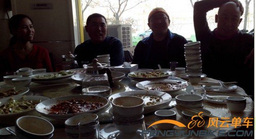 高高摞起的饭碗