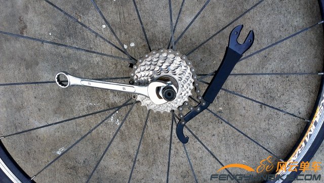 固定器跟扳手反向扳动