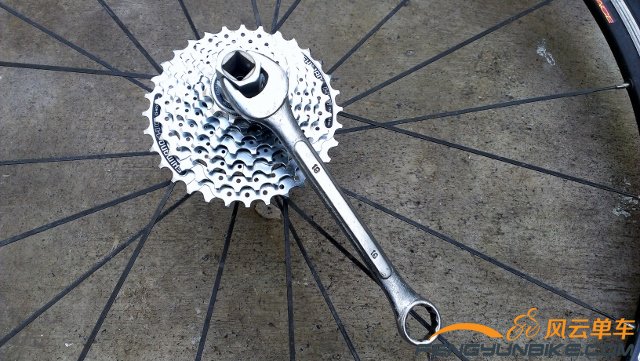 新飞轮上锁不用太紧