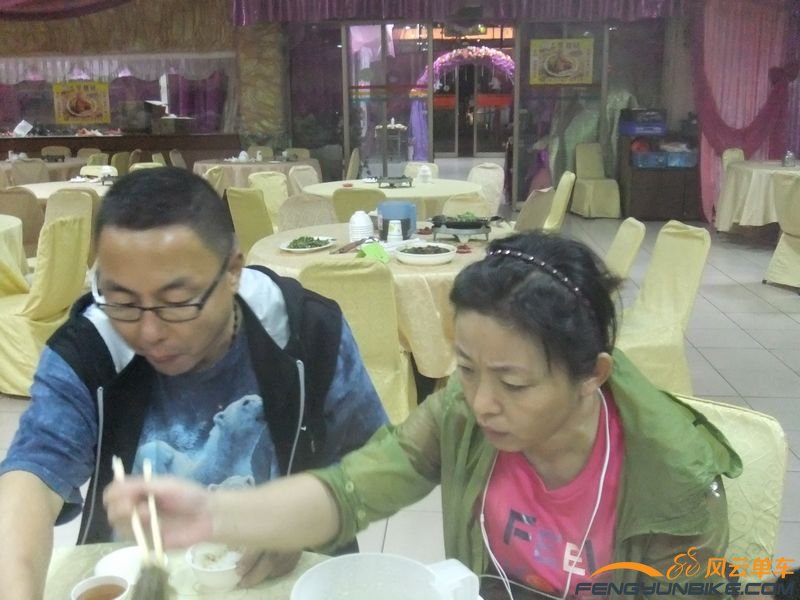 第一天晚上虽然吃的不好,但这二位还是拼命抢啊