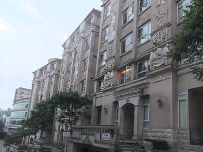 　　一早上起来没事干,溜溜达达看景:　　住的就是这个会所,还不错吧,挺幽静的 ... ... ...