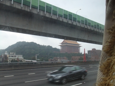 　　大巴车上拍的蒋介石和宋美龄请外国客人的宾馆,挺气派的,就是没拍全.