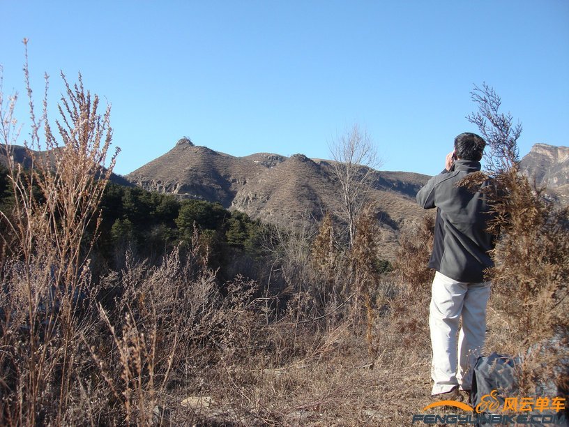 仔细看那两座山峰
