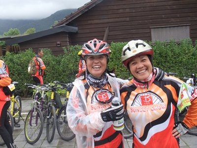 看这姐俩笑得多灿烂,同住一室也算这生有缘啊