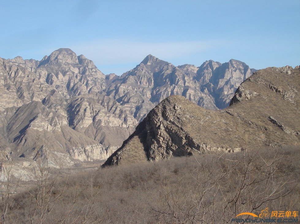 刚才被仰视那个山头已经不高了