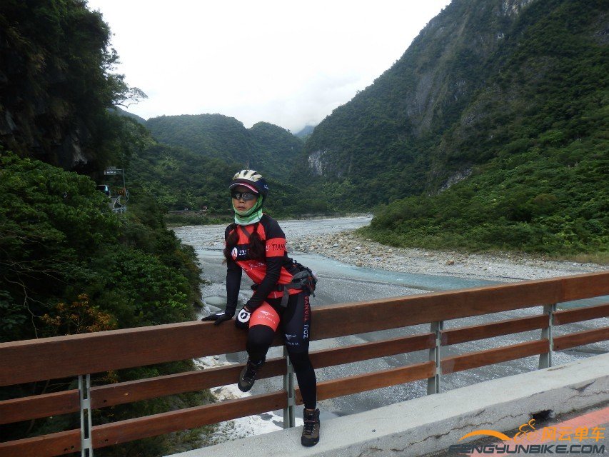 这位是资深的骑行者四川的廖大妈