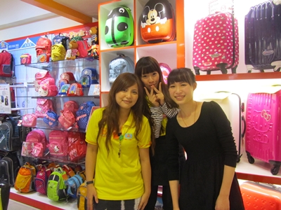 这几个可不是槟榔妹哦，是卖皮箱的小妹妹