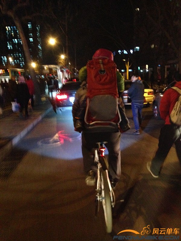 车灯相当亮，嗓门儿相当大