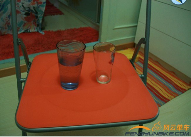 准备材料，热水杯（含热水），空玻璃杯