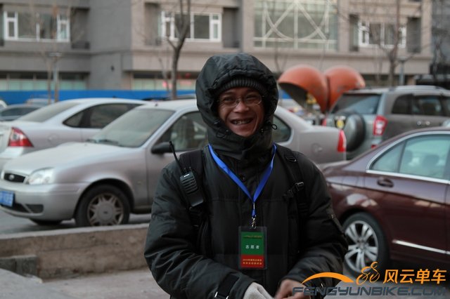 大冬天在门口做引导的志愿者，向你们致敬