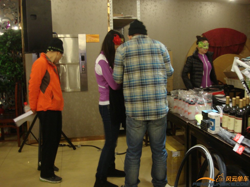 毛老师低调的站在后面守候着