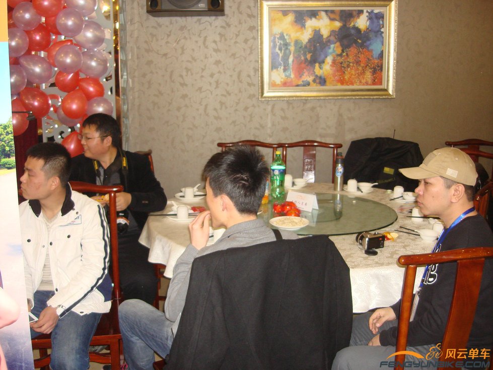 后台的工作人员，最右手的是秋天的童话