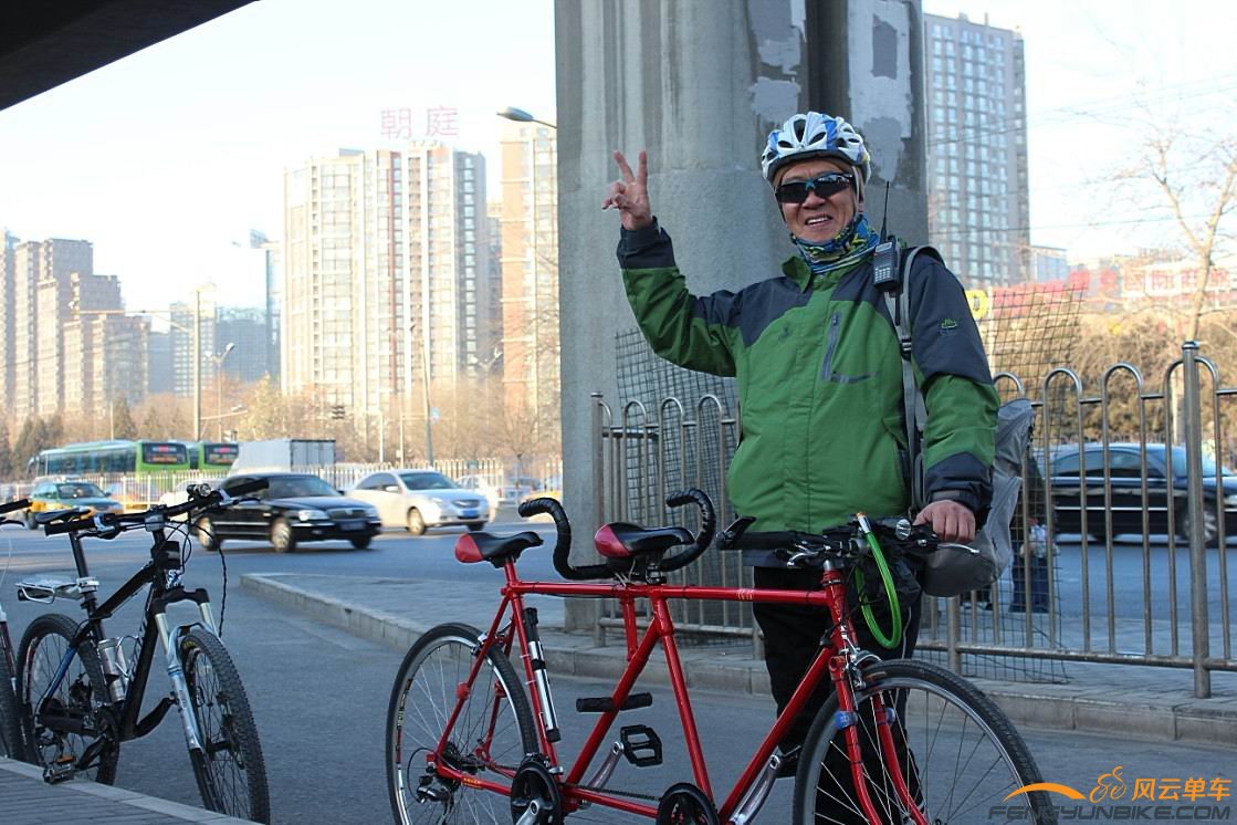 我也与厅奇车照一张。