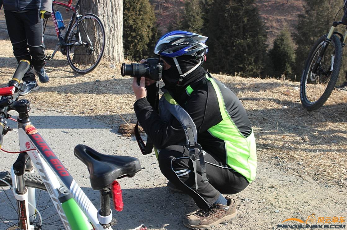 大师正在拍照呢。