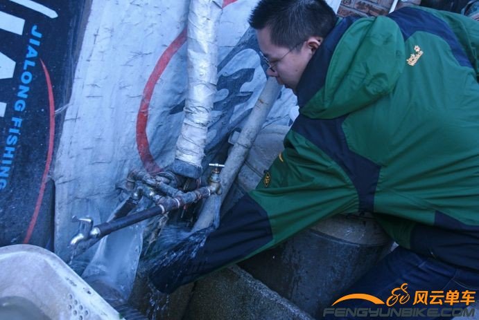 大冬天的室外自来水冲啊