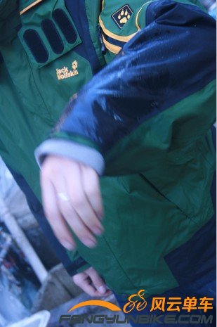 甩下胳膊上的浮水