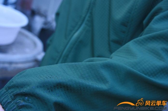 看下冲水后的内胆面料，竟然基本是干的