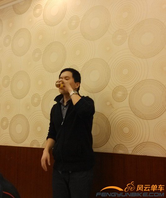 看我都喝了一半了你们不抢了吧