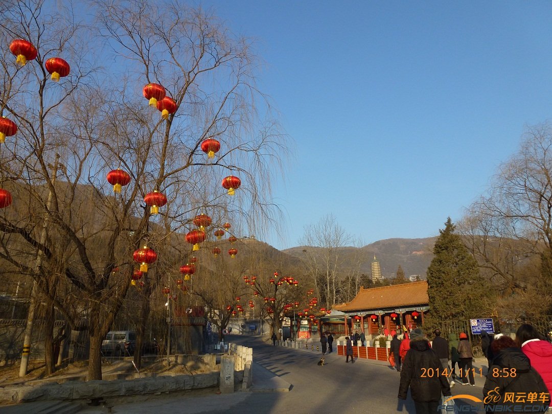 这是公园大门前，在我拍照站的这地方，以前有一个牌楼，721 大水那年就给拆了。阿弥陀佛 ：罪过      ...