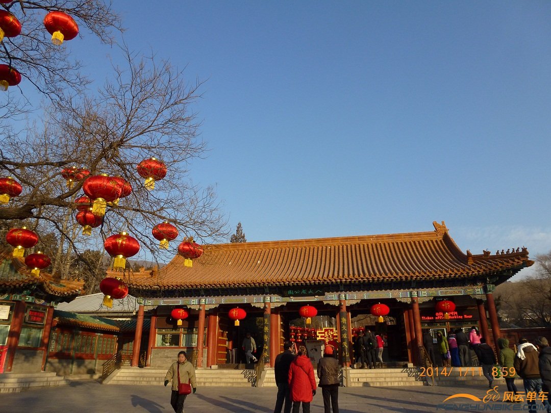 这是公园大门，门票10 元 ，可俺喜欢跳墙，可它又没墙，所以只能从旁边爬山进去了。      ...