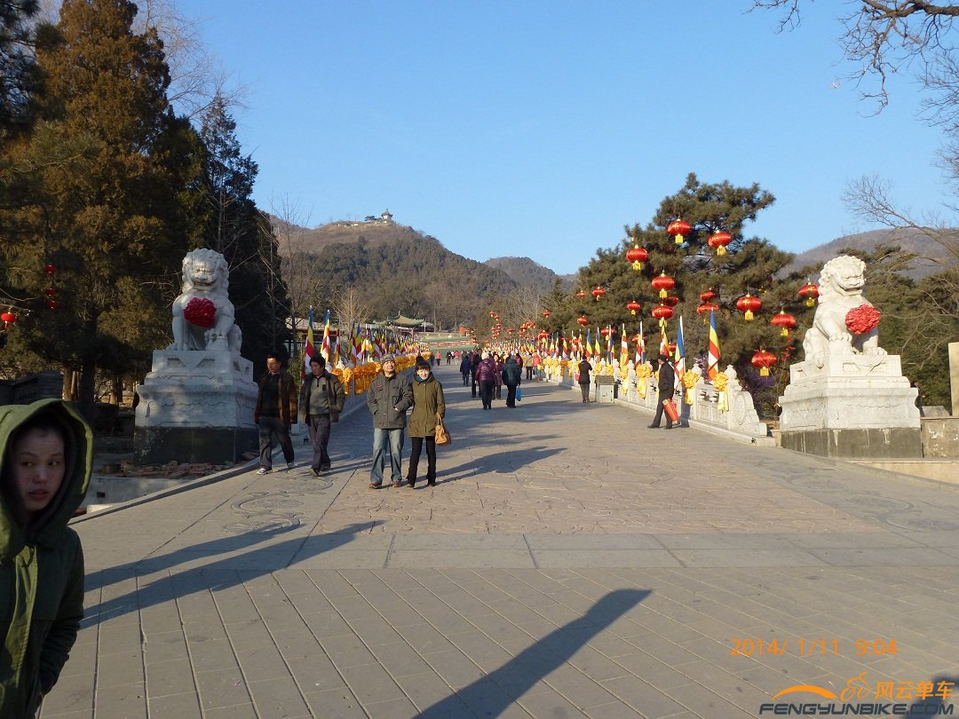 这是通向二处灵光寺的路，以前经常走，可俺从来就没想过当和尚，因俺有老婆，就是当也是个花和尚，还是算了 ...