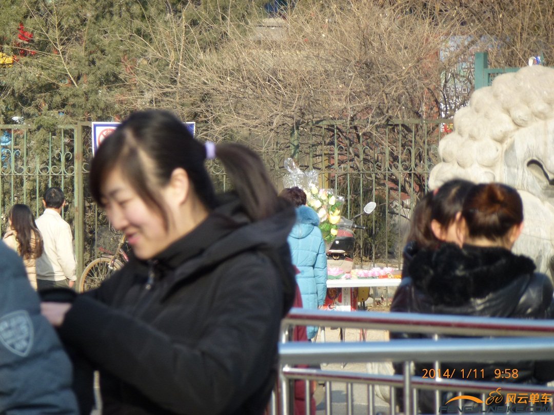 顺便还拍了一美女，[正面图就甭发了省得惹麻烦]这美女正面贼漂亮，她要是一勾 引俺。俺准得上 钩，可惜那美 ...