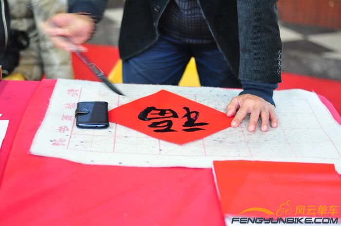 田禾老师奋笔疾书中，据说头天晚上就开始写了，辛苦了！