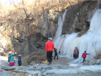 14年1月14日跟着毛委员三九战潭王玉女峰下观冰瀑 024.jpg