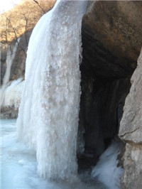 14年1月14日跟着毛委员三九战潭王玉女峰下观冰瀑 048.jpg