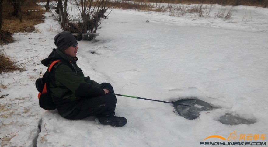 太公钓鱼...谁上钩了？怀了，登山杖冻上了