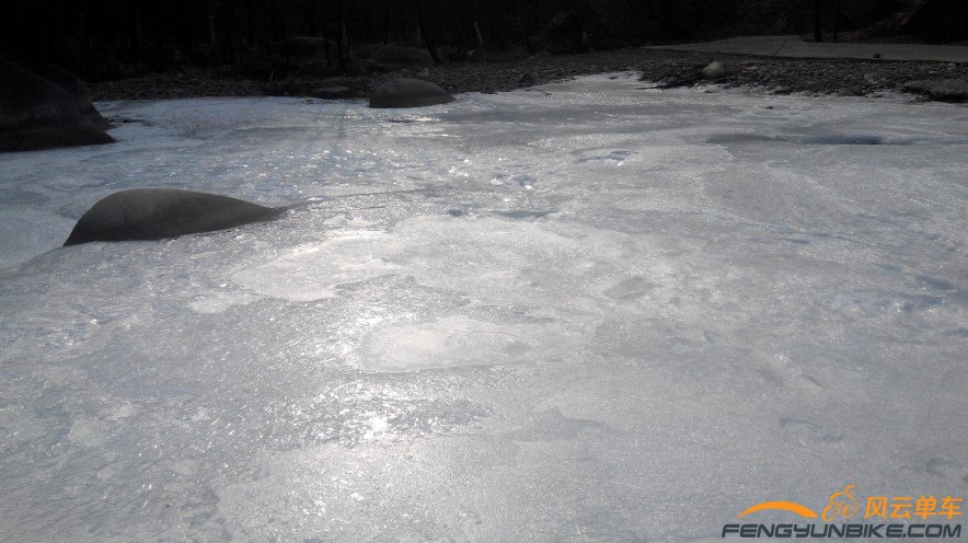 想拍个冰面反射的点点光芒，无奈相机不给力啊