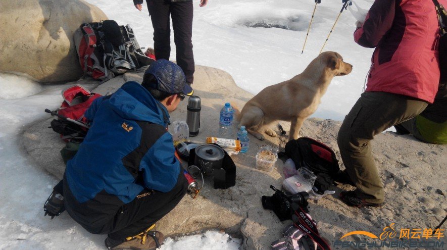 小媳妇开始烧火做饭啦