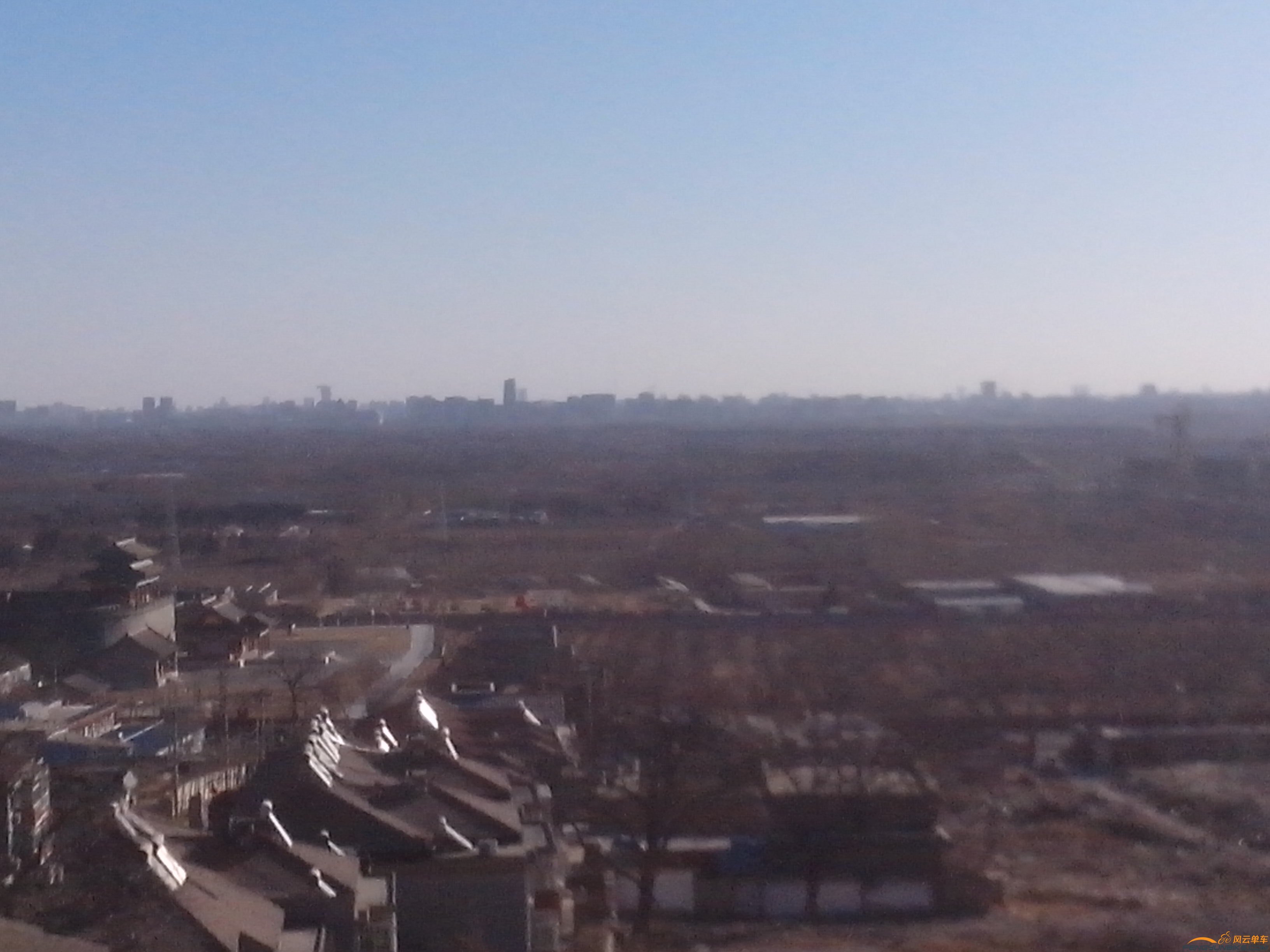 远处的奥运村七星酒店