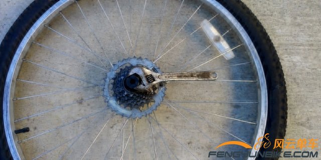 扳松了再用小扳手